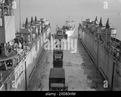 AN BORD DER HMS EASTWAY, DER ERSTEN ANLEGESTELLE. 30. NOVEMBER UND 1. DEZEMBER 1943, GREENOCK. - Ausschiffung von 3-Tonnen-Lastkraftwagen aus LCT (3) Stockfoto