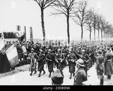 Truppen der neu gebildeten polnischen Armee Parade in Frankreich 1940 während eines Besuchs britischer Parlamentarier bei General Władysław Sikorski. Stockfoto