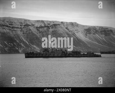 Die USS Overton (239) und andere Schiffe sind in Hvalfjord, Island stationiert, zusammen mit der HMS, die zwischen dem 27. Januar und dem 1. Februar 1942 während der Marineoperationen siegreich war. Stockfoto