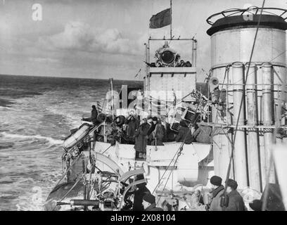 Geschützteams an Bord des Zerstörers der Tribal-Klasse HMS Eskimo stehen während eines möglichen feindlichen Luftangriffs im Februar 1942 in Nordgewässern zur Verfügung. Stockfoto