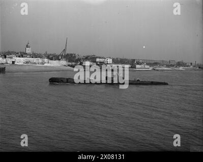 DIE SCHWIERIGSTE U-BOOT-HEIMAT NACH JAHRELANGEM ERFOLGREICHEN DIENST IM MITTELMEER. AM 4. MÄRZ 1943 WURDE KEIN BRITISCHES U-BOOT ERBARMUNGSLOSER GEJAGT ALS DIE HMS TAKU (COMMANDER LT A J W PITT, RN), NACHDEM SIE EIN GROSSES VERSORGUNGSSCHIFF VOR DER NORWEGISCHEN KÜSTE TORPEDIERT HATTE. SIE MUSSTE VIER STUNDEN LANG AUF DEM MEERESBODEN LIEGEN, WÄHREND DER FEIND „EINE PERFEKTE LAWINE VON TIEFENLADUNGEN“ NIEDERREGNET. IHRE LETZTE FLUCHT FAND IN DER ÄGÄIS STATT, WO SIE BIS AUF EINE HALBE STUNDE AN DER OBERFLÄCHE, ALS DER KAPITÄN DEN LÄRM DER GEBLÄSE NICHT RISKIEREN KONNTE, UM DIE LUFT IM U-BOOT ZU BEFREIEN, SUBMERG BLEIBEN MUSSTE Stockfoto