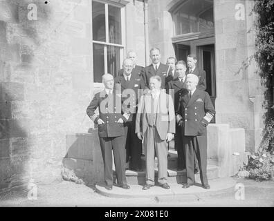 Colonel Frank Knox, US Navy Secretary, besucht am 19. September 1943 einen britischen Marinestützpunkt in Greenock, wo er Admiral Sir Richard Hill und andere Offiziere während der Inspektion trifft. Stockfoto