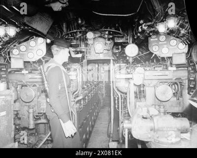 AN BORD DER KAPITULIERTEN U 532. 18. MAI 1945, GLADSTONE DOCK, LIVERPOOL. AN BORD DER U 532 GAB SICH DIE BLOCKADE DES DEUTSCHEN U-BOOTS AUF DEM WEG VON JAPAN MIT EINER LADUNG AUS TIN, CHININ, WOLFRAM UND GUMMI IM ATLANTIK AUF. - Im Motorraum von U 532 Stockfoto