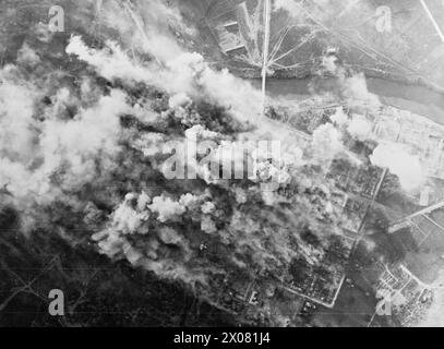 KÖNIGLICHE LUFTWAFFE: ITALIEN, BALKAN UND SÜDOSTEUROPA, 1942-1945. - Vertikale Luftaufnahme, aufgenommen während eines Tageslichtbombenangriffs auf deutsche Truppenkonzentrationen in Podgorica, Jugoslawien, von 40 Vickers Wellingtons, 30 Consolidated Liberators und zwei Handley Page Halifaxes von No. 205 Group RAF. Dicker Rauch steigt aus Explosionen, die sich auf das Ziel konzentrieren, als der Angriff seinen Höhepunkt erreicht Royal Air Force, Wing, 215, Deutsche Armee (drittes Reich) Stockfoto