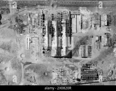 Das Luftaufklärungsfoto zeigt die zerstörte Flugzeugfabrik Breguet in Toulouse, Frankreich, nach einem Bombenangriff der No. 5 Group, RAF Bomber Command, am 5/6. April 1944. Die Hauptmontagewerkstatt und die Blechwerkstatt sind stark beschädigt. Stockfoto
