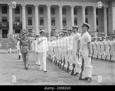 Der Oberste Alliierte Kommandeur Südostasien, Admiral Lord Louis Mountbatten, inspiziert die Ehrenwache vor dem Stadtgebäude in Singapur vor der Kapitulationszeremonie August-September 1945. Stockfoto