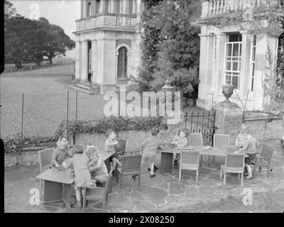 LEBEN IM TAPLEY PARK CHILDREN's HOME (DAS CHAIM WEIZMANN HEIM), INSTOW, DEVON, OKTOBER 1942 - Kinder spielen mit Holzspielzeug an Tischen im Tapley Park in Instow, Devon Stockfoto