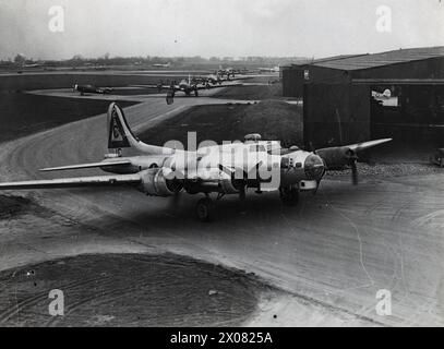 B-17 Flying Fortress Bombers der 303rd Bomb Group sind während des Zweiten Weltkriegs von 1942 bis 1945 auf der Umkreisbahn der RAF Molesworth in England zu sehen. Stockfoto