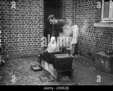 DIE BRITISCHE EXPEDITIONSTRUPPE (BEF) IN FRANKREICH 1939-1940 - Lance Bombardier Hull des 15. Flugabwehrbataillons, Royal Artillery, kocht Mittagessen für seine Batterie in Ecourt, wo sie stationiert sind, 18. Oktober 1939 britische Armee, britische Armee, Royal Artillery Stockfoto