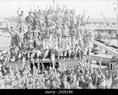 MIT DEM VILLE D'ORAN. 31. MAI 1945, HAFEN VON ALEXANDRIA. KRIEGSGEFANGENE WURDEN AUF DEM FRANZÖSISCHEN SCHIFF AUS DEUTSCHEN GEFANGENENLAGERN IN NORDITALIEN ZURÜCKGEBRACHT. - Eine jubelnde Menge südafrikanischer Truppen an Bord der VILLE D'ORAN auf dem Heimweg nach der Befreiung aus deutschen Gefangenenlagern Stockfoto