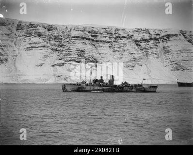 AN BORD DER HMS SIEGREICH. 23. BIS 28. JANUAR 1942 AN BORD DES FLUGZEUGTRÄGERS IN HVALFJORD, ISLAND. HMS VICTORIOUS UND ANDERE SCHIFFE DER FLOTTE PATROUILLIEREN IM NORDATLANTIK AUF DER SUCHE NACH DEM DEUTSCHEN SCHLACHTSCHIFF TIRPITZ. - HMS CELANDINE, Blumenkorvette bei Hvalfjord Royal Navy, CELANDINE (HMS) Stockfoto