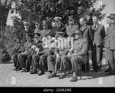 Präsident Roosevelt und Churchill treffen sich am 14. Januar 1943 in der Nähe von Casablanca zur großen Strategiekonferenz der Alliierten. Stabschefs beider Länder planen den Offensive-Feldzug 1943 und koordinieren die militärischen Bemühungen mit den französischen Generälen de Gaulle und Giraud. Stockfoto