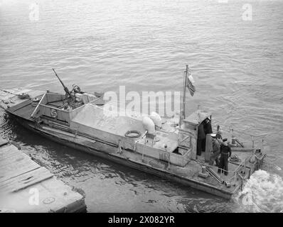 BRITISCHER ZERSTÖRER, FEINDLICHE MUNITIONSFÄHRE UND EIN I-BOOT VERSENKT UND EIN I-BOOT GEFANGEN GENOMMEN. 14. NOVEMBER 1943, BRINDISI, ITALIEN. HMS QUILLIAM, IN DER NACHT AUF DEN NOVEMBER 9/10, MIT DER HMS RAIDER, EINEM WEITEREN ZERSTÖRER DER 4. FLOTTE (CAPT (D) S H CARLILL, DSO, RN), FING DIE SEIBEL-FÄHRE MIT EINER ESKORTE ZWEIER DEUTSCHER I-BOOTE VOR KORFU AB. DIE FÄHRE, DIE MUNITION ENTHIELT, WURDE GESPRENGT UND DIE I-BOOTE WURDEN AN EINEN STRAND IN DER NÄHE VON PORT BALERMO GEJAGT, WO EINES VERSENKT UND DAS ANDERE ZURÜCK ZUR QUILLIAM UND WEITER NACH BRINDISI GESCHLEPPT WURDE. - Das gefangengenommene I-Boot, nachdem es unter einem preisverleih nach Brindisi gesegelt war Stockfoto