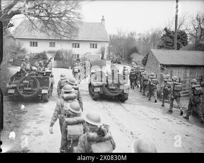 Am 12. März 1941 durchquerten Infanterie- und Bren-Waffenträger des 5. Bataillons im Northamptonshire-Regiment während der Übungen der 3. Division in der Nähe von Christchurch, Dorset. Stockfoto