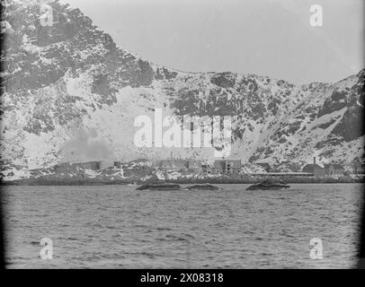 DIE EXPEDITION ZU DEN LOFOTEN-INSELN IN NORWEGEN, WO TRUPPEN LANDETEN, UM DIE ÖLTANKS IN DIE LUFT ZU SPRENGEN. 4. MÄRZ 1941 AN BORD EINES DER KRIEGSSCHIFFE DER EXPEDITION. - Ein Blick auf die Öltanks, bevor sie zerstört wurden Stockfoto