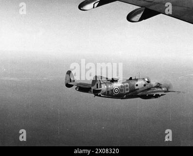 BOMBERKOMMANDO DER ROYAL AIR FORCE, 1942-1945. - Noch aus dem Film der RAF Film Production Unit, der Lockheed Ventura Mark II, AJ466 'SB-H', der No. 464 Squadron RAAF mit Sitz in Methwold, Norfolk, zeigt, die sich der französischen Küste nähert, während sie mit elf weiteren Flugzeugen der Squadron Royal Air Force den Flugplatz in Morlaix angreifen. Royal Air Force Film Production Unit, Royal Australian Air Force, 464 Squadron Stockfoto