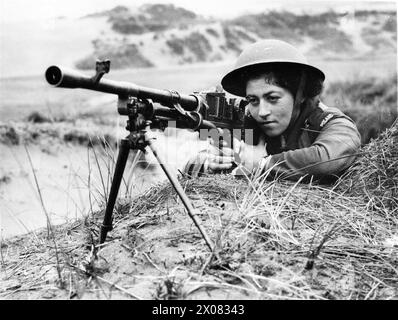 DIE POLNISCHE ARMEE IN GROSSBRITANNIEN, 1940-1947 - Private Halina Winnicka vom polnischen Frauenhilfsdienst, die während eines Trainings am 20. Oktober 1943 ein Bren-Maschinengewehr (ohne Magazin) in einer Kampfschule in Schottland besetzte. Halina wollte Fallschirmspringerin werden. machte eine Rekordfliegertour von 5 Stunden und 20 Minuten und war ein erfahrener Schwimmer. Ihre Mutter war Amerikanerin aus New York, ihr Vater Polnisch und sie wurde in der Tschechoslowakei polnischer Armee, polnischer Armee im Westen, 1. Korps, polnischer Armee im Westen, Frauenhilfsdienst, Winnicka, Stockfoto