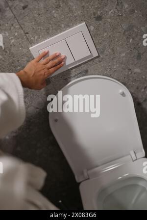 Sparsamer Toilettenspül-Knopf mit zwei separaten Knöpfen in Weiß Stockfoto