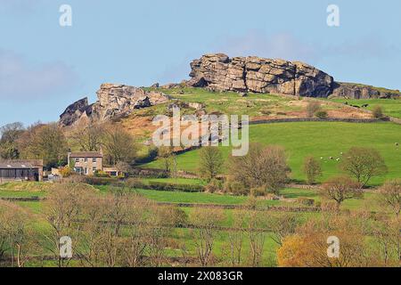 Ein Fernblick auf Almscliffe Crag in der Nähe von Harrogate, North Yorkshire, Großbritannien Stockfoto