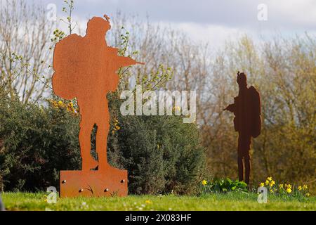 Stahlsoldaten-Skulpturen am Jubilee-Kreisverkehr neben dem Army Foundation College in Harrogate, North Yorkshire, Großbritannien Stockfoto