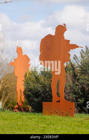 Stahlsoldaten-Skulpturen am Jubilee-Kreisverkehr neben dem Army Foundation College in Harrogate, North Yorkshire, Großbritannien Stockfoto