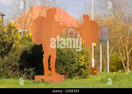 Stahlsoldaten-Skulpturen am Jubilee-Kreisverkehr neben dem Army Foundation College in Harrogate, North Yorkshire, Großbritannien Stockfoto