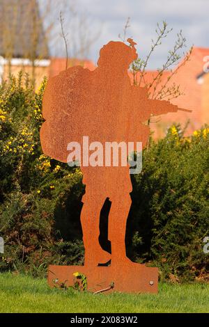 Stahlsoldaten-Skulpturen am Jubilee-Kreisverkehr neben dem Army Foundation College in Harrogate, North Yorkshire, Großbritannien Stockfoto