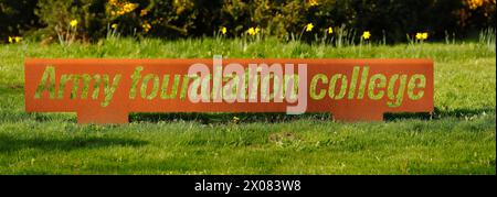 Stahlsoldaten-Skulpturen am Jubilee-Kreisverkehr neben dem Army Foundation College in Harrogate, North Yorkshire, Großbritannien Stockfoto