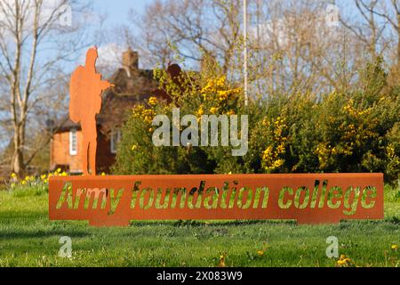 Stahlsoldaten-Skulpturen am Jubilee-Kreisverkehr neben dem Army Foundation College in Harrogate, North Yorkshire, Großbritannien Stockfoto