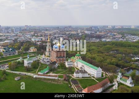 Luftaufnahme der Stadt Ryazan und des Kremls an sonnigen Sommertagen. Oblast Ryazan, Russland. Stockfoto