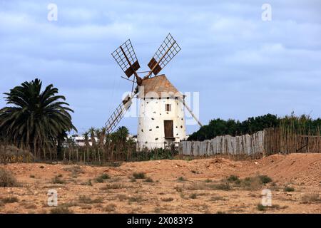 Windmühle, El Roque, in der Nähe von El Cotillo, Fuerteventura, Kanarische Inseln, Spanien. Vom Februar 2024 Stockfoto