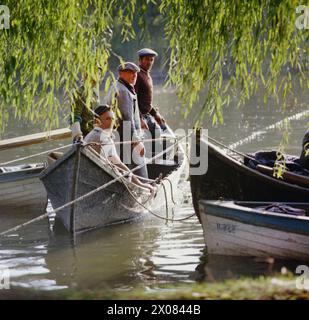 Bukarest, Sozialistische Republik Rumänien, ca. 1976. Fischer in einem Holzboot auf dem Herastrau-See. Stockfoto