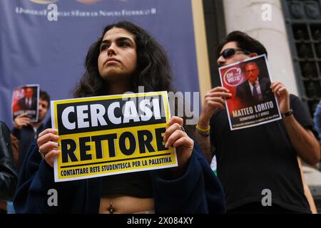 Neapel, Italien. April 2024. Das Studentennetzwerk für Palästina Neapel veranstaltet einen Flashmob, um die Flucht des Rektors von Federico II. Matteo Lorito von seinem Arbeitsplatz zu verurteilen. Der Rektor der Universität Federico II hat in der Tat noch keine Erklärung zur Besetzung des akademischen senats der Universität Federico II in Neapel abgegeben, noch hat er den Forderungen der Demonstranten Gehör geschenkt. die eine sofortige Veräußerung mit der Firma Leonardo und die Beendigung der Beziehungen zur Universität israel fordern. Quelle: Live Media Publishing Group/Alamy Live News Stockfoto