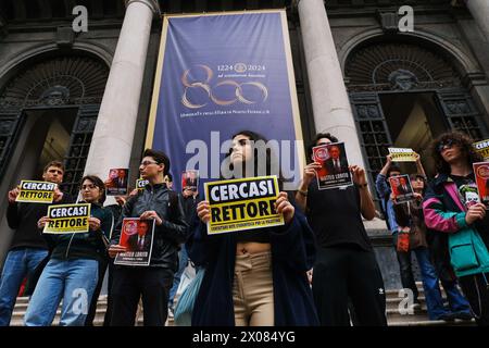 Neapel, Italien. April 2024. Das Studentennetzwerk für Palästina Neapel veranstaltet einen Flashmob, um die Flucht des Rektors von Federico II. Matteo Lorito von seinem Arbeitsplatz zu verurteilen. Der Rektor der Universität Federico II hat in der Tat noch keine Erklärung zur Besetzung des akademischen senats der Universität Federico II in Neapel abgegeben, noch hat er den Forderungen der Demonstranten Gehör geschenkt. die eine sofortige Veräußerung mit der Firma Leonardo und die Beendigung der Beziehungen zur Universität israel fordern. Quelle: Live Media Publishing Group/Alamy Live News Stockfoto