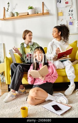 Eine bunte Gruppe von Freunden sitzt eng auf einer leuchtend gelben Couch, vertieft in das Studium Stockfoto