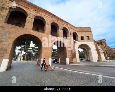 Innenansicht der Porta Pinciana, einem Tor der Aurelianischen Mauern in Rom. Der Name leitet sich von der Gens Pincia ab, die den gleichnamigen Hügel (Pincian Hill) - Rom, Italien besaß Stockfoto