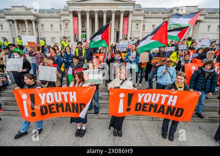 London, Großbritannien. April 2024. Jugendliche fordern, sich um Zentral-London zu schlängeln, um gegen die israelische Aktion im Gazastreifen und den allgemeinen Schaden der Erdölindustrie für die Weltbevölkerung zu protestieren. Guy Bell/Alamy Live News Stockfoto