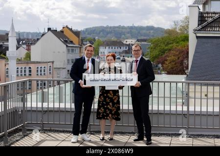 Auf dem Dach des August-Macke-Haus. Im Hintergrund die umbenannte Brücke - Westerwelles Ehemann Michael MRONZ, Oberbürgermeisterin der Stadt Bonn Katja DÖRNER die Grünen und Bezirksbürgermeister Bonn Jochen REEH-SCHALL SPD - die Viktoriabrücke in Bonn heisst nun Guido Westerwelle Brücke. Die Bundesstadt Bonn würdigt in einer Feierstunde die Verdienste des ehemaligen Bundesaussenministers und Vizekanzler von der FDP. 10.04.2024 Bonn Weststadt NRW Deutschland *** auf dem Dach des August Macke Hauses im Hintergrund die umbenannte Westerwelles-Brücke Michael MRONZ, Oberbürgermeister von Bonn Katja DÖRN Stockfoto