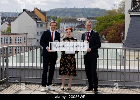 Auf dem Dach des August-Macke-Haus. Im Hintergrund die umbenannte Brücke - Westerwelles Ehemann Michael MRONZ, Oberbürgermeisterin der Stadt Bonn Katja DÖRNER die Grünen und Bezirksbürgermeister Bonn Jochen REEH-SCHALL SPD - die Viktoriabrücke in Bonn heisst nun Guido Westerwelle Brücke. Die Bundesstadt Bonn würdigt in einer Feierstunde die Verdienste des ehemaligen Bundesaussenministers und Vizekanzler von der FDP. 10.04.2024 Bonn Weststadt NRW Deutschland *** auf dem Dach des August Macke Hauses im Hintergrund die umbenannte Westerwelles-Brücke Michael MRONZ, Oberbürgermeister von Bonn Katja DÖRN Stockfoto