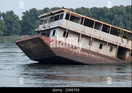 SÜDSUDAN, Hauptstadt Juba, Weißer Nil, versunkenes Flusskreuz / SÜDSUDAN, Hauptstadt Juba, gesunkenes Flußschiff am Weißen Nil Fluß Stockfoto