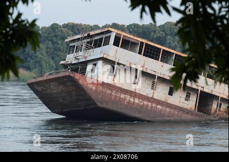 SÜDSUDAN, Hauptstadt Juba, Weißer Nil, versunkenes Flusskreuz / SÜDSUDAN, Hauptstadt Juba, gesunkenes Flußschiff am Weißen Nil Fluß Stockfoto