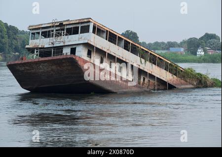 SÜDSUDAN, Hauptstadt Juba, Weißer Nil, versunkenes Flusskreuz / SÜDSUDAN, Hauptstadt Juba, gesunkenes Flußschiff am Weißen Nil Fluß Stockfoto