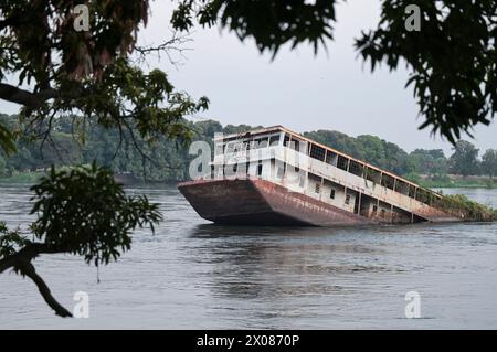 SÜDSUDAN, Hauptstadt Juba, Weißer Nil, versunkenes Flusskreuz / SÜDSUDAN, Hauptstadt Juba, gesunkenes Flußschiff am Weißen Nil Fluß Stockfoto