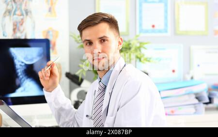Der Arzt untersucht die Nahaufnahme der Halswirbelsäule Stockfoto