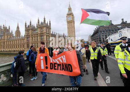 London, Großbritannien. April 2024. Die Jugend fordert protestmarsch durch die Londoner Innenstadt. Quelle: Matthew Chattle/Alamy Live News Stockfoto