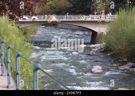 Meran, Südtirol, Italien 07. April 2024: Ein Frühlingstag in Meran, Meran, Kurstadt. Hier der Blick auf von der Kurpromenade am Kurhaus auf den Fluss Passer und die Postbrücke, Tourismus, wandern, spazieren *** Meran, Südtirol, Italien 07 April 2024 Ein Frühlingstag in Meran, Meran, Kurstadt hier der Blick von der Kurpromenade am Kurhaus auf die Passer und die Postbrücke, Tourismus, Wandern, Wandern Stockfoto