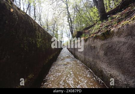 Marling, Südtirol, Italien 07. April 2024: Ein Frühlingstag bei Marling, hier am Marlinger Waalweg bei Meran. Hier der Blick auf den Waal, Rinne, Wasser, Wasserlauf, Tourismus, wandern, spazieren, Ausblick, Panorama, wärme *** Marling, Südtirol, Italien 07 April 2024 Ein Frühlingstag bei Marling, hier auf dem Marlinger Waalweg bei Meran hier der Blick auf die Waal, Kanal, Wasser, Wasserlauf, Tourismus, Wandern, Wandern, Aussicht, Panorama, Wärme Stockfoto