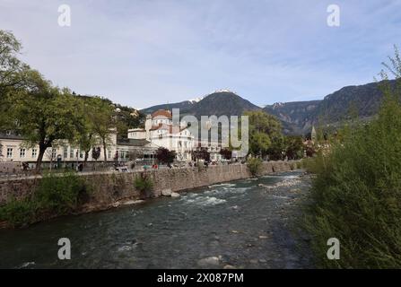 Meran, Südtirol, Italien 07. April 2024: Ein Frühlingstag in Meran, Meran, Kurstadt. Hier der Blick auf die Kurpromenade mit Kurhaus, im Vordergrund der Fluss Passer, Tourismus, wandern, spazieren *** Meran, Südtirol, Italien 07 April 2024 Ein Frühlingstag in Meran, Meran, Kurstadt hier der Blick auf die Kurpromenade mit Kurhaus, im Vordergrund der Fluss Passer, Tourismus, Wandern, Wandern Stockfoto
