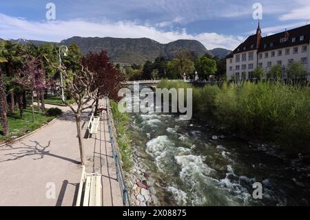 Meran, Südtirol, Italien 08. April 2024: Ein Frühlingstag in Meran, Meran, Kurstadt. Hier der Blick von der Kurpromenade am Kurhaus auf den Fluss Passer und die Postbrücke im Hintergrund, wandern, spazieren, flanieren, Sonne geniessen, Tourismus *** Meran, Südtirol, Italien 08 April 2024 Ein Frühlingstag in Meran, Kurort hier der Blick von der Kurpromenade am Kurhaus auf die Passer und die Passerbrücke im Hintergrund, Wandern, Wandern, Wandern, Bummeln, Sonne genießen, Tourismus Stockfoto