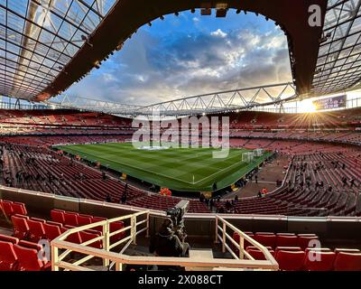 UEFA Champions League Arsenal London - FC Bayern München 09.04.2024 das Emirates Stadium in London strahlt in der Abendsonne vor der Partie zwischen Arsenal und dem FC Bayern / Stadionfoto / Stadionbild / Symbolbild / Sonnenuntergang / Sonne / Abendsonne / Viertelfinale Hinspiel London Emirates Stadium Vereinigtes Königreich *** UEFA Champions League Arsenal London FC Bayern München 09 04 2024 das Emirates Stadium in London scheint in der Abendsonne vor dem Spiel zwischen Arsenal und FC Bayern Stadium Foto Stadion Bild Symbol Bild Sonnenuntergang Sonne Abend Sonne Viertelfinale erste Etappe London Emira Stockfoto